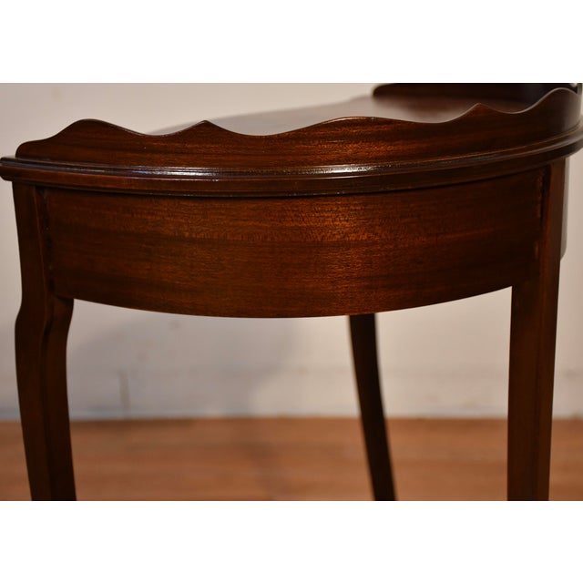 1940s English Style Mahogany Side Table / End Table Accent Table For Sale - Image 10 of 10