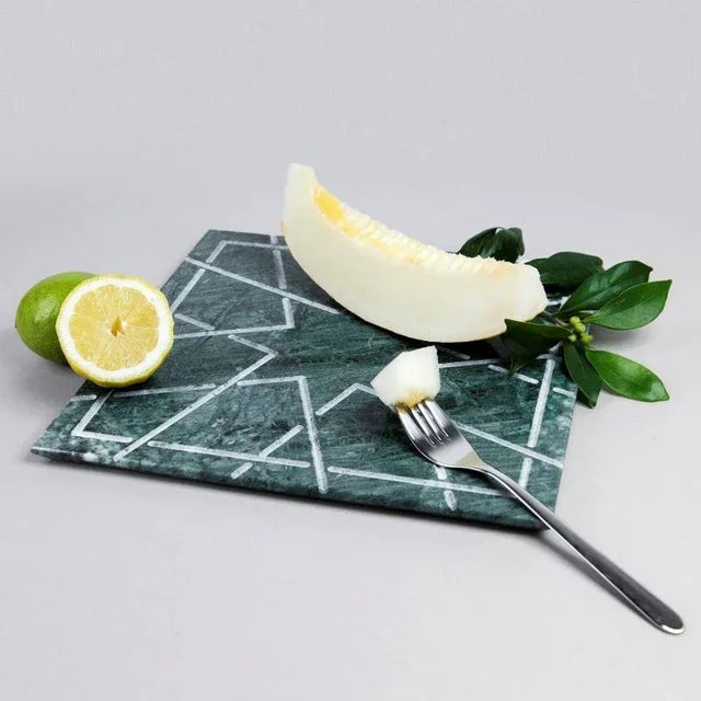 Palatine in imperial green marble in square format with satin engraving is a plate - centerpiece that contains,...