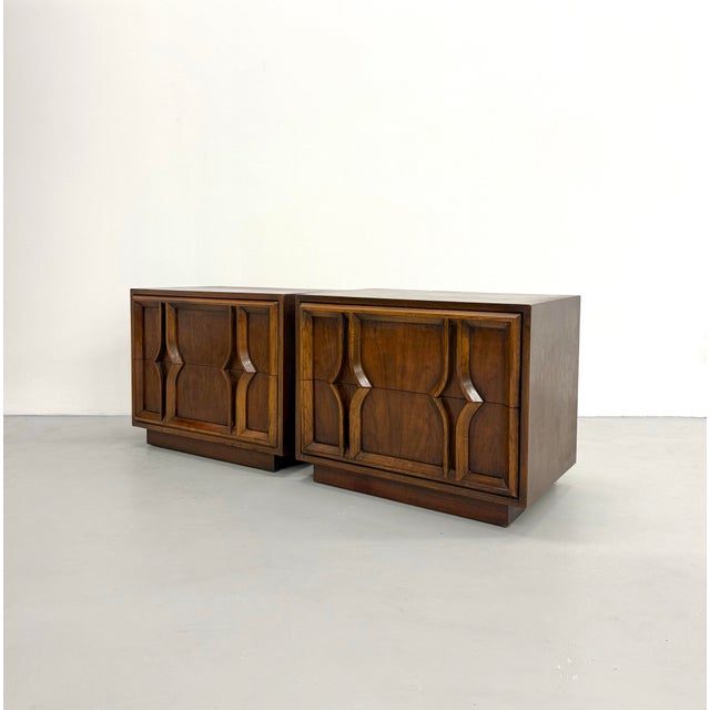Vintage MCM Walnut Brutalist Bedside Tables – Pair For Sale - Image 4 of 7