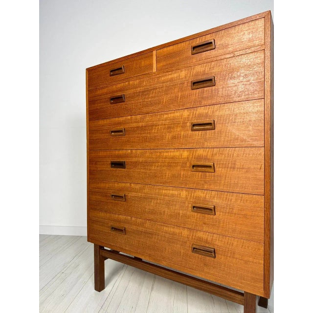 Beautiful vintage chest of drawers made of veneered oak original from the 1960s. Front with two small and five large...