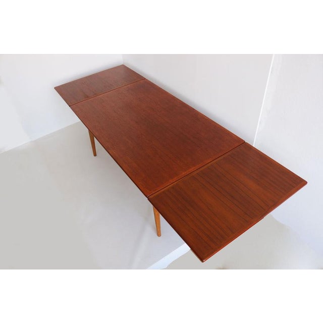 Large Extendable AT-312 Dining Table in Teak and Oak by Hans J. Wegner for Andreas Tuck, 1950 For Sale - Image 6 of 14