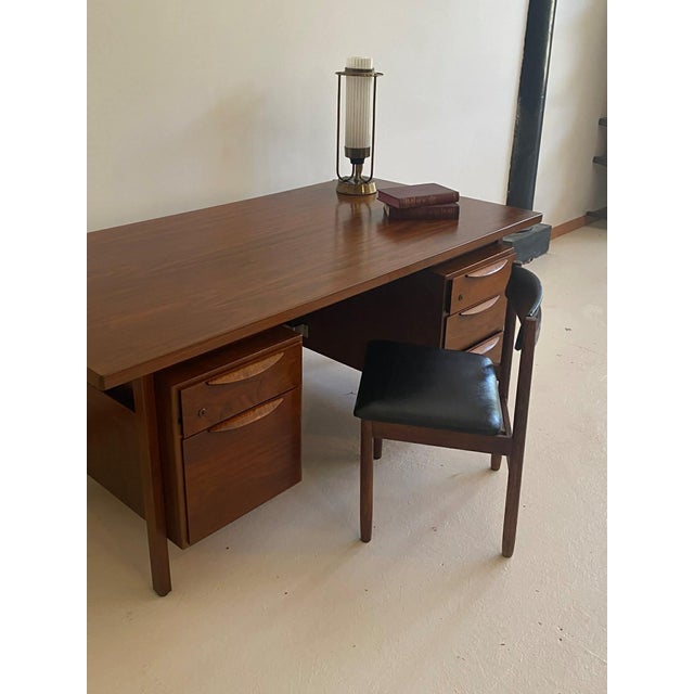 Jens Risom Jens Risom Mid Century Walnut Wood Executive Desk 1960s For Sale - Image 4 of 12