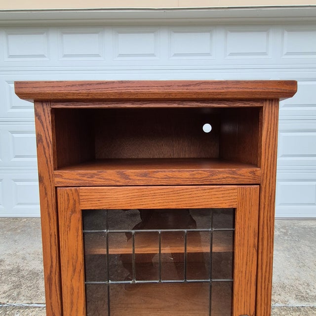2000 - 2009 2005 Mission Arts & Crafts Oak Veneer Leaded Glass Wheeled Cabinet Stereo Component Storage Bar For Sale - Image 5 of 10
