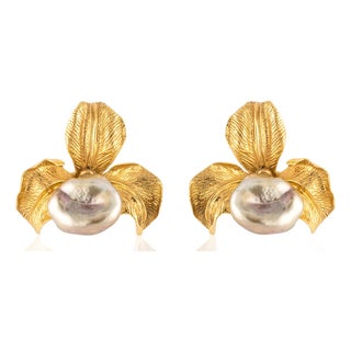 Late 20th Century Pair of 18k Tahitian Pearl Earrings For Sale