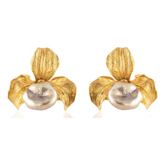 Late 20th Century Pair of 18k Tahitian Pearl Earrings For Sale