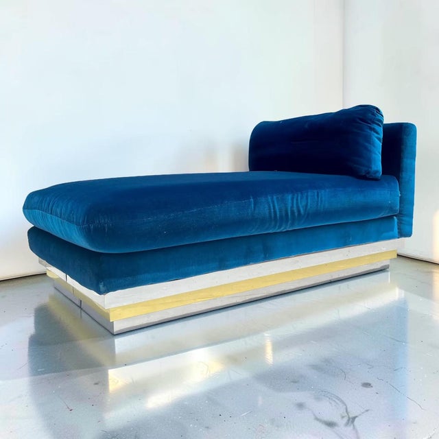 Stunning vintage chaise lounger fully wrapped in an original royal blue velvet upholstery. This piece sits upon a thick...