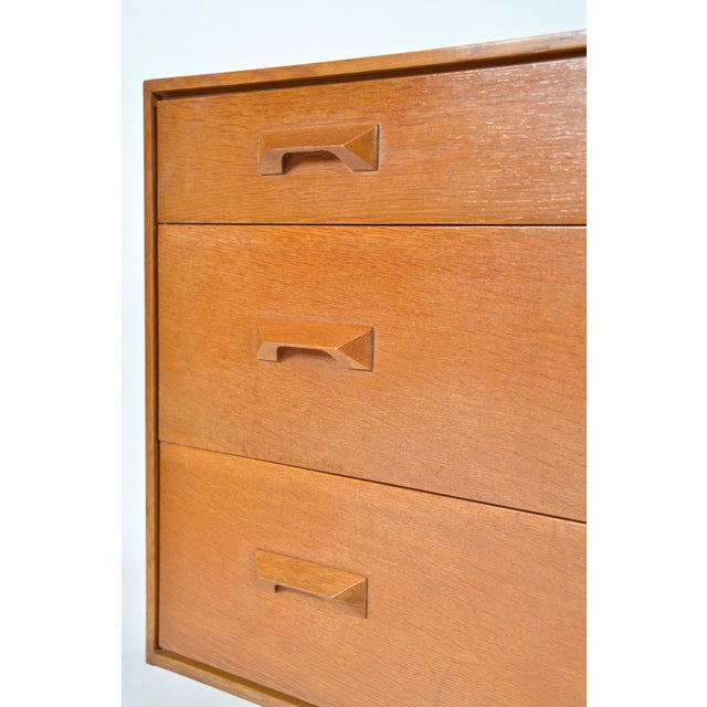 Concorde Range Chest of Drawers in Oak and Beech by John & Sylvia Reid for Stag, 1960s For Sale - Image 10 of 18