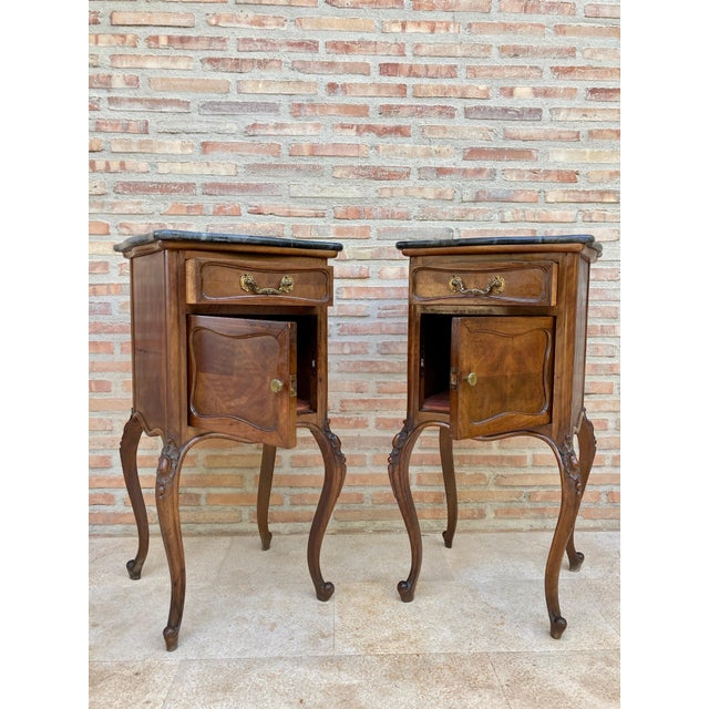 Early 20th Century Louis XV Style Walnut Nightstands with Marble Top, 1930s, Set of 2 For Sale - Image 5 of 18