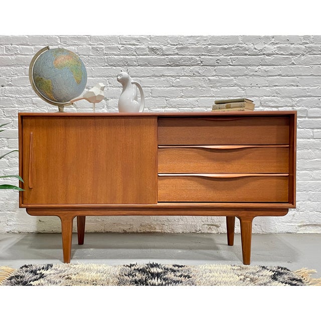 Apartment sized Mid Century Modern styled Credenza / Media with sculpted hand pulls and loads of storage space. Excellent...