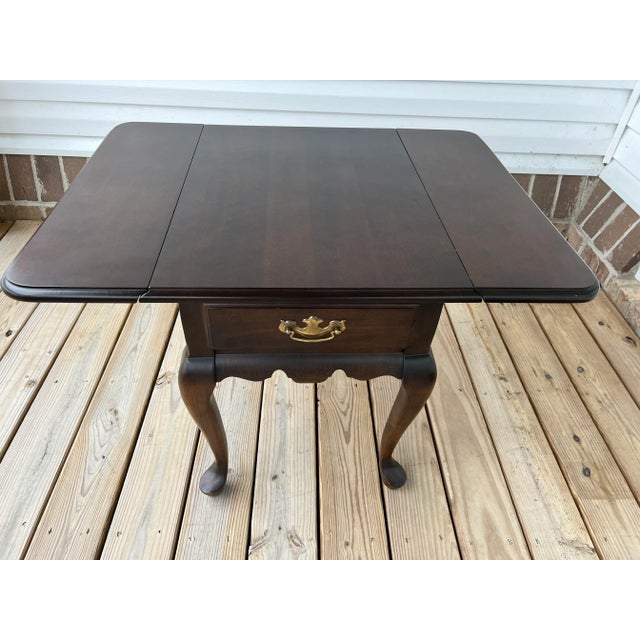 Late 20th Century Hammary Furniture Single Drawer Queen Anne Solid Cherry Double Drop Leaf End Table For Sale - Image 9 of 13