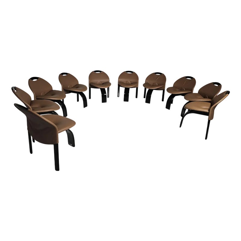 Eight brown chairs with black legs arranged in a semicircle