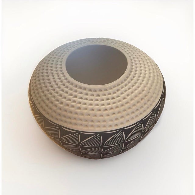 Mid-Century Modern Early Vintage Katherine Victorino Acoma Pueblo Fine Line Pottery Vase – Signed K. V. For Sale - Image 3 of 12