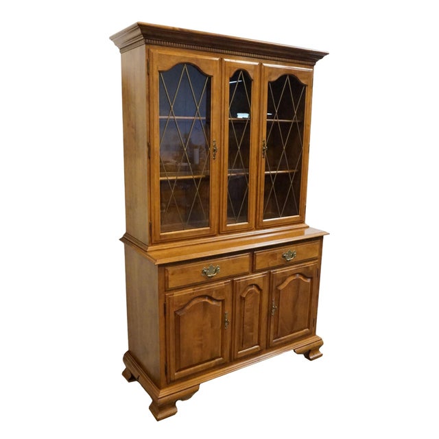 American Ethan Allen Heirloom Nutmeg Maple 44" Buffet W. China Cabinet 10-6037 / 10-6038 For Sale - Image 3 of 15