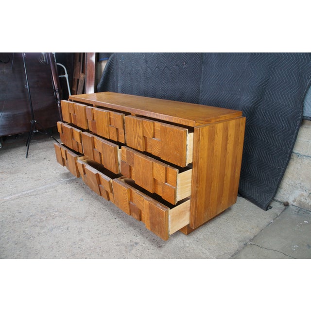 1970s Lane Staccato Mid Century Modern 9 Drawer Oak Brutalist Mirrored Dresser Lowboy For Sale - Image 6 of 13
