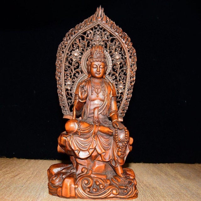 1990s Vintage Boxwood Carving of Guanyin in Royal Ease Pose With Mala For Sale - Image 5 of 7