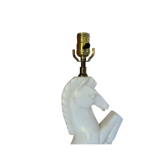 1950s Vintage Mid-Century Modern Italian Alabaster Horse Table Lamp Base Hand Carved Rearing Knight Model 477 Original Sticker For Sale - Image 5 of 7