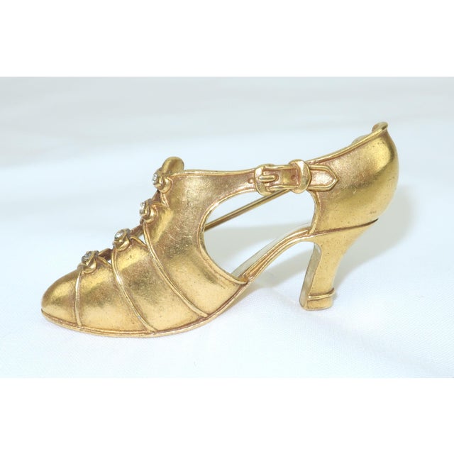 Art Deco Metropolitan Museum of Art Gilded Brass Art Deco Flapper Shoe Brooch For Sale - Image 3 of 10