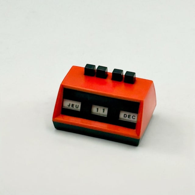 Vintage Pop Design Perpetual Desk Calendar in Red Plastic, 1970s For Sale - Image 4 of 13