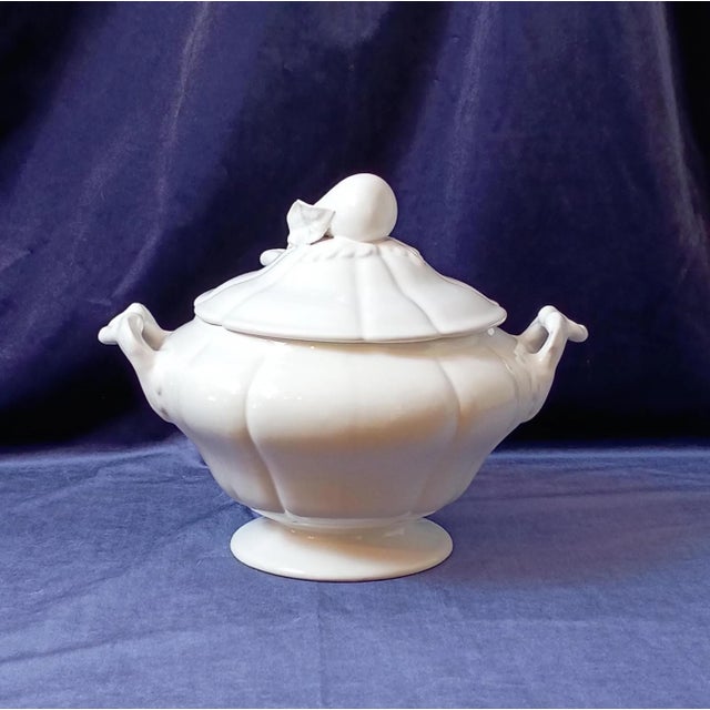 1960s Bordallo Pinheiro White Pear Soup Tureen 3 Piece Set With Ladle and Lid Portugese Majolica For Sale - Image 14 of 16