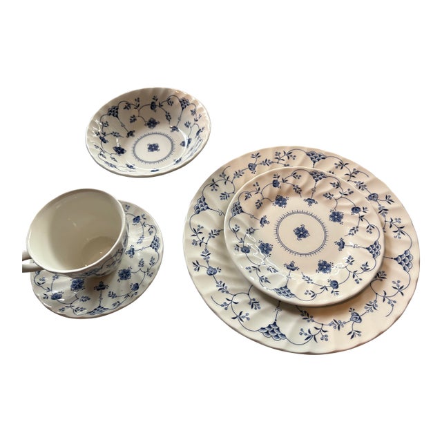 1940s Churchill Staffordshire "Finlandia" Blue & White 5 Piece Service For Sale