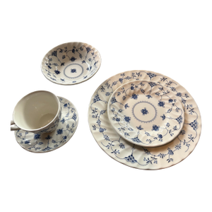 1940s Churchill Staffordshire "Finlandia" Blue & White 5 Piece Service