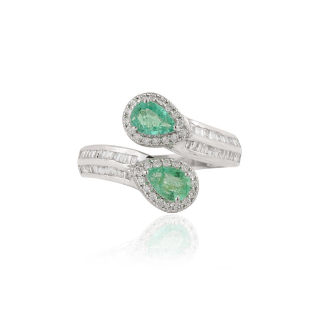 VR Jewels Contemporary Emerald Diamond Cluster Bypass Ring in 14k Gold Size 6.5 For Sale - Image 4 of 17