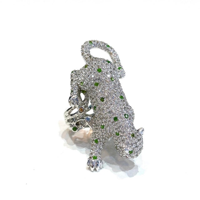 2000 - 2009 Bochic "Orient" Vintage Panthere Emerald & Sapphire Ring Set 18K White Gold & Silver For Sale - Image 5 of 10