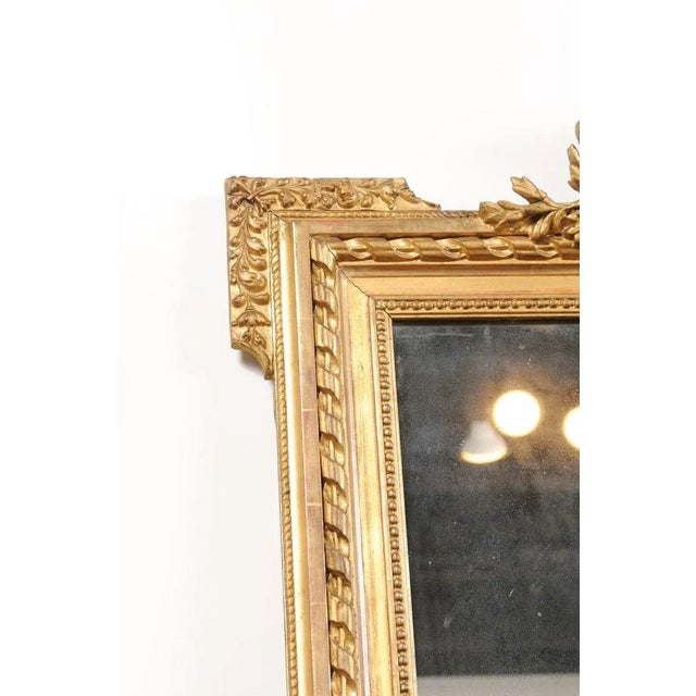 1870s French Napoléon III Carved Giltwood Mirror with Hunting Trophy Crest For Sale In Atlanta - Image 6 of 13