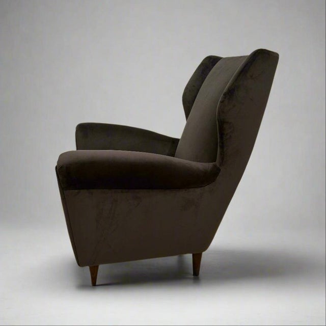 Mid-Century Modern Single Italian Modernist wing chair in the style of Gio Ponti. For Sale - Image 3 of 8