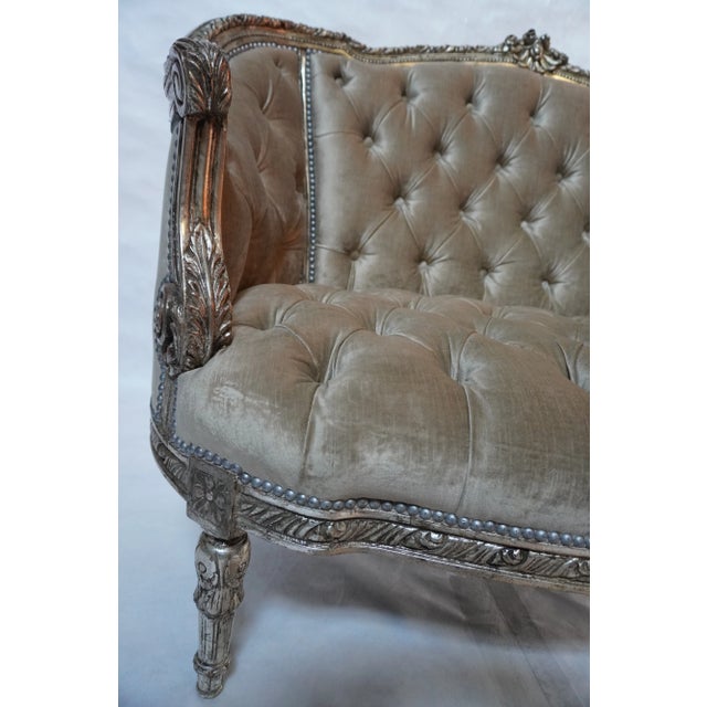 A Pair of 1930s French Carved Silver Gilt Velvet Tufted Settees From Mla For Sale - Image 12 of 18