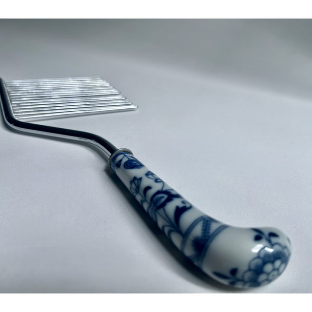 Mid 20th Century Japanese Blue Danube Porcelain Cake Breaker For Sale - Image 15 of 18