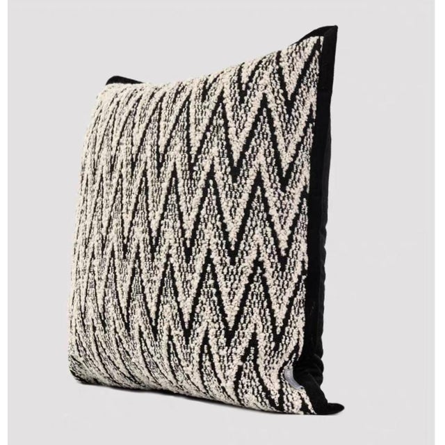 This square throw pillow, with its minimalist black and white aesthetic, injects a strong modern art atmosphere into the...