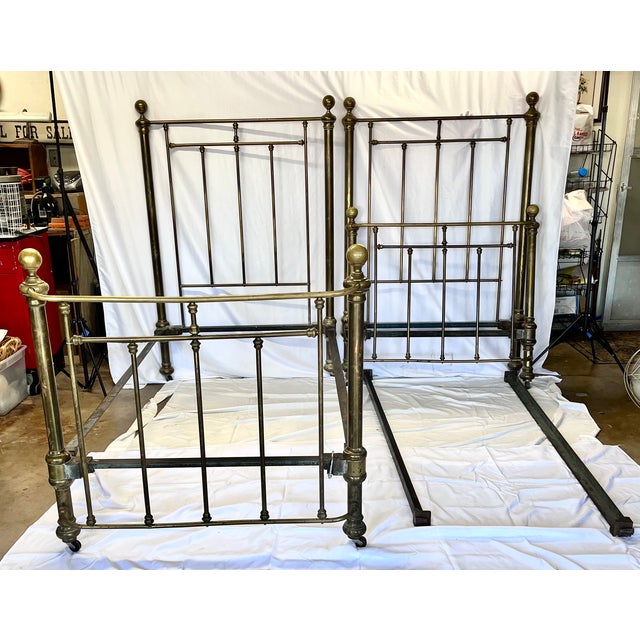 Pair of Antique Victorian Brass Twin Beds With Original Cast Iron Dovetail Rails For Sale In Dallas - Image 6 of 17