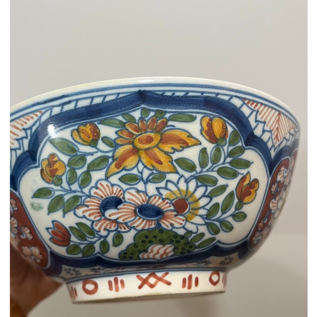 Mid-Century Modern Hand-Painted Frisian Majolica Bowls by Royal Teacher Makkum, 1940s, Set of 2 For Sale - Image 3 of 9