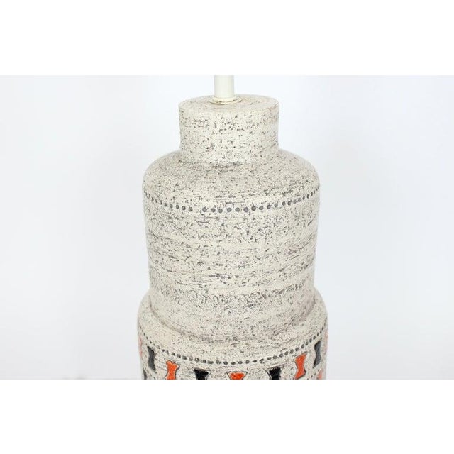 1950s Tall Aldo Londi for Bitossi Off White Pottery Table Lamp With Orange & Black For Sale - Image 10 of 13
