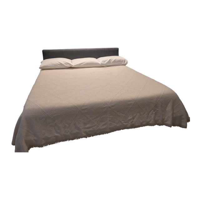 VTG King Egyptian Cotton Matelassé Coverlet Made in Portugal Ivory/Tan Fringed For Sale