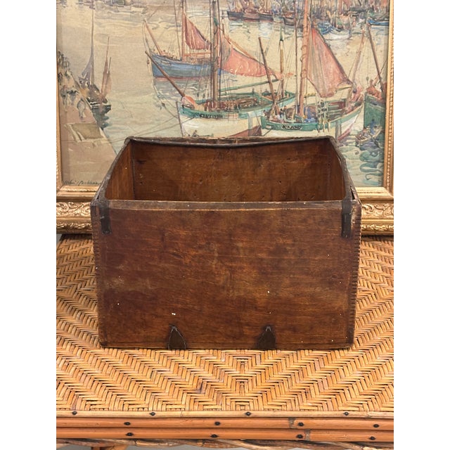 Antique 19th Century Dovetailed Wooden Storage Box With Iron Reinforcements For Sale In Little Rock - Image 6 of 12
