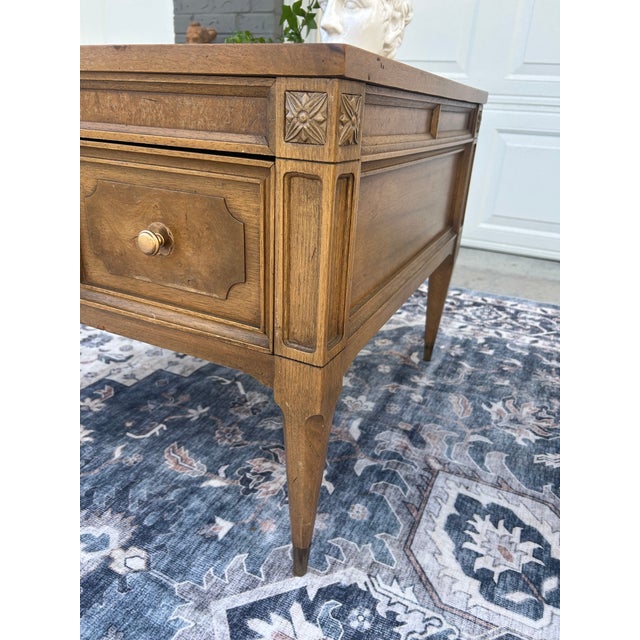 Brown 1950s MCM Pair of American of Martinsville End Tables With Burled Wood Pair For Sale - Image 8 of 15