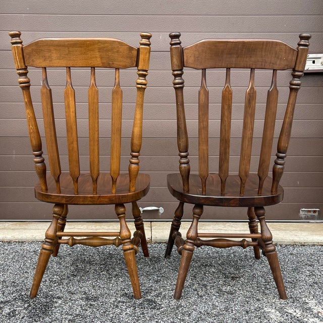 1970s Ethan Allen Old Tavern Antiqued Pine Rustic Traditional Arrow Back Dining Chairs - a Pair (A) (12-6011) For Sale In Philadelphia - Image 6 of 12