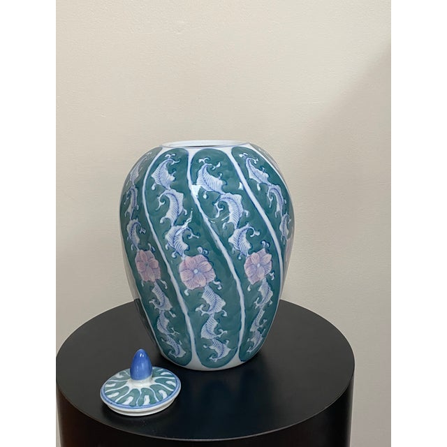 Vintage Mid-Century Chinese Chinoiserie Style Hand-Painted Porcelain Ginger Jar For Sale - Image 9 of 14