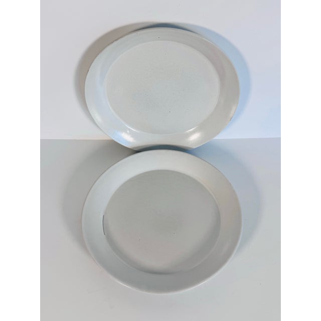 Mid-Century Modern Vintage 1960s Bennington Pottery Vermont Matte White Dinner Plates, Pair For Sale - Image 3 of 9