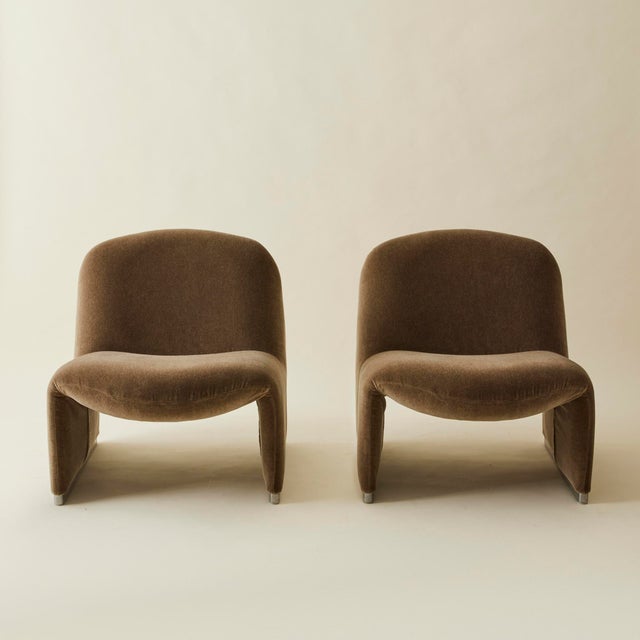 The simple and elegant "Alky" Slipper Lounge Chair was designed by Giancarlo Piretti in 1969 and crafted by Italian...