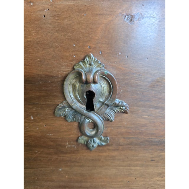 Provincial Chest of Drawers in Walnut, 1730 For Sale - Image 10 of 18