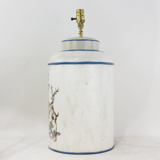 Vintage Hand Painted Tole Tea Caddy Lamp White Heraldic Crest Motif Table Lamp For Sale In New York - Image 6 of 12