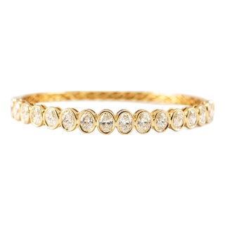 18k Yellow Gold 5.02ct Graduated Oval Bezel Diamond Hinged Bangle Bracelet For Sale