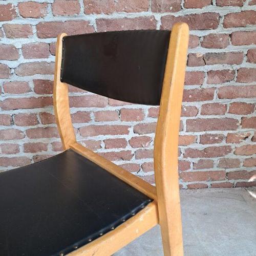 Pair of Vintage Chairs – Mid-Century Style and Functionality