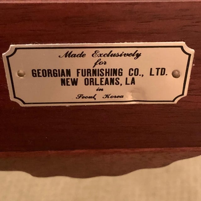 1980s Georgian Furnishing Co. Carved Mahogany Queen-Anne 6-Leg Bench With Coral Fabric For Sale - Image 9 of 10