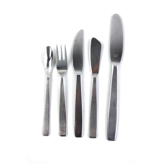 2 teaspoons 15 cm x 1 cm, 5 cake forks 15 x 2 cm, 2 fruit knives 18.4 x 2 cm, 1 butter knife 16.9 x 2 cm, 4 meat knives...