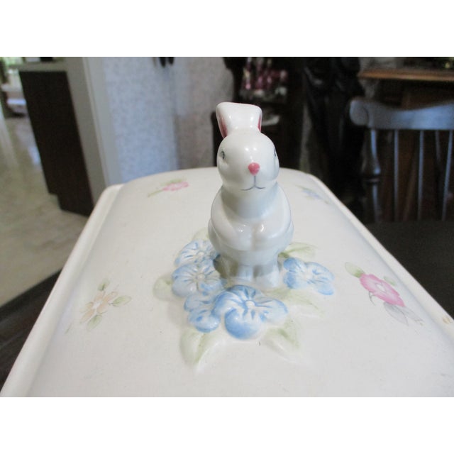 Vintage Pfaltzgraff Tea Rose Ceramic Bunny Bread Box & Lid Excellent Condition For Sale - Image 4 of 12