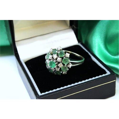 Gold White Gold Ring with Brilliant-Cut Diamonds and Calibrated Emeralds For Sale - Image 8 of 9